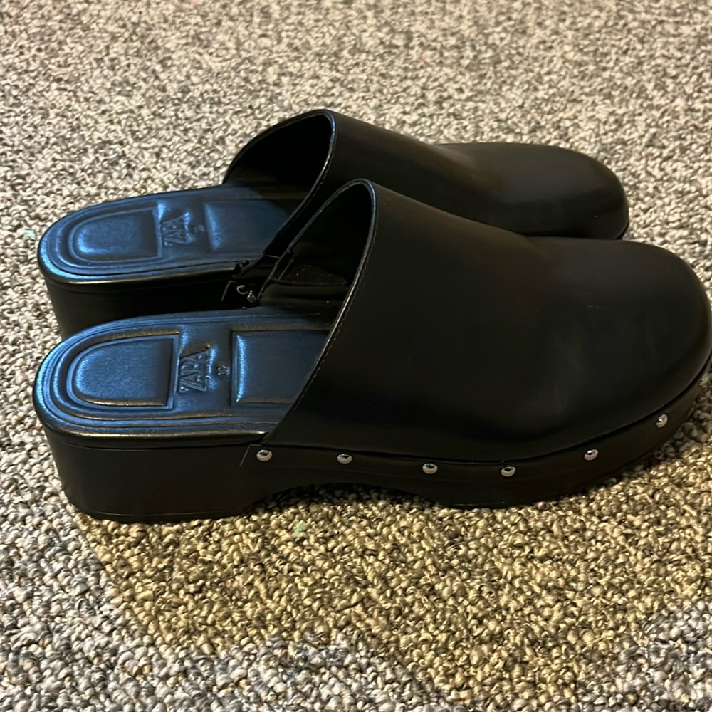 NWOT never worn Zara clogs